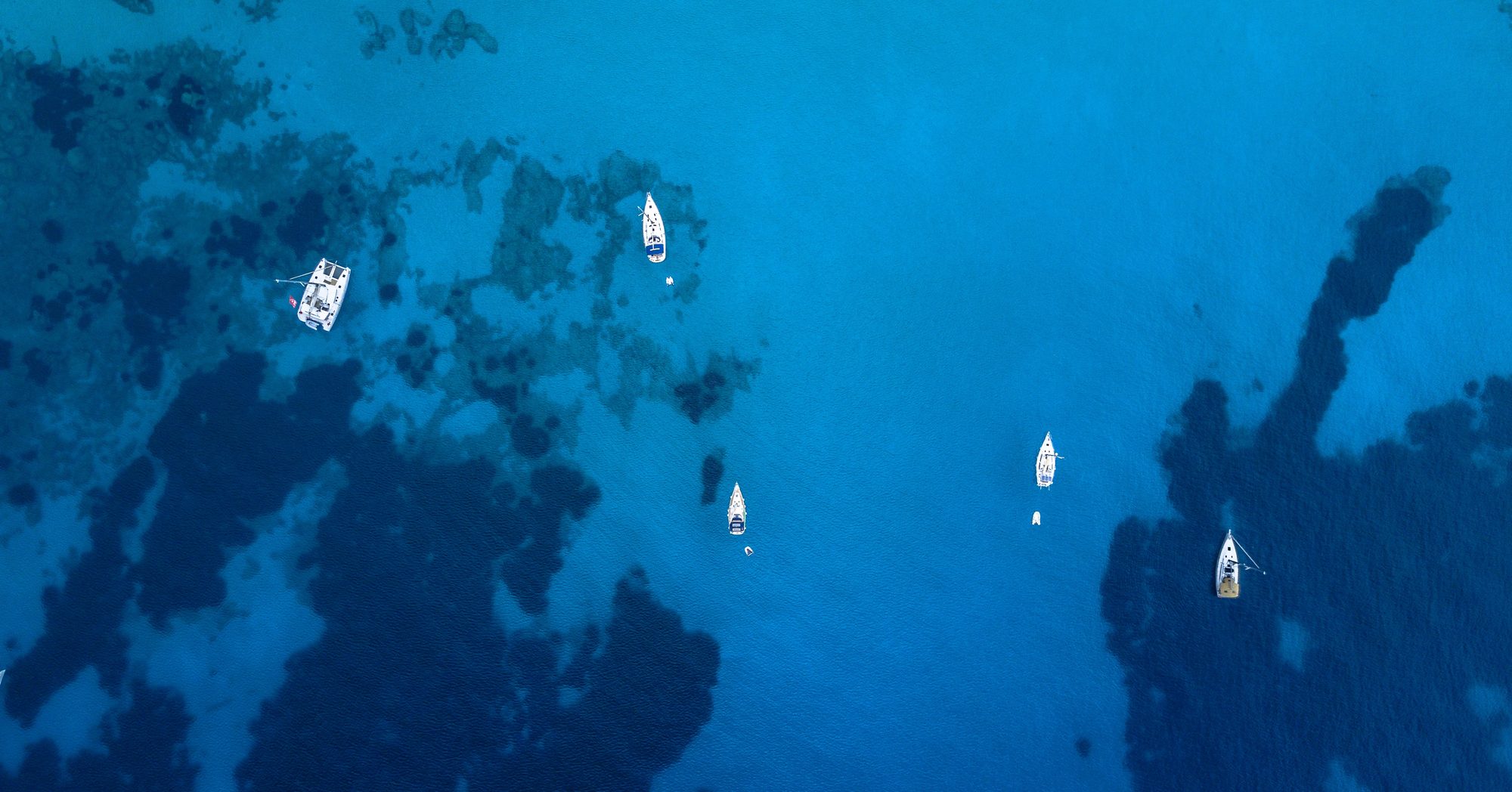 Vista aérea de veleros en un tour entre Ibiza y Formentera