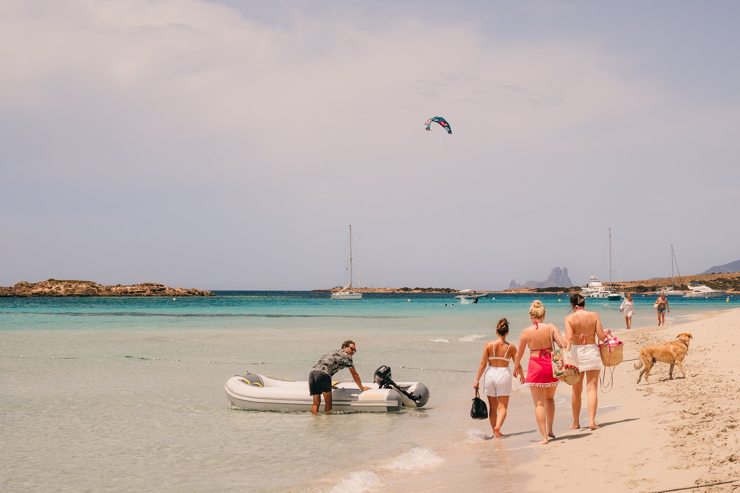 Huéspedes llegando a una playa blanca de Ibiza con la auxiliar